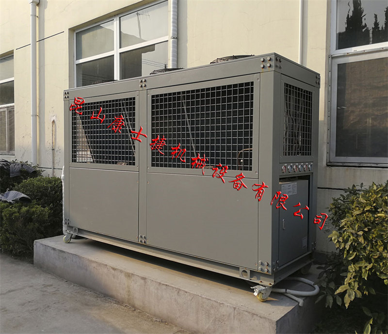 風(fēng)冷箱式冷水機組現(xiàn)場